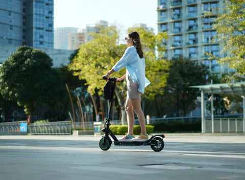 Comment Conduire Une Trottinette Électrique : Conseils, Astuces et Sécurité pour Débutants